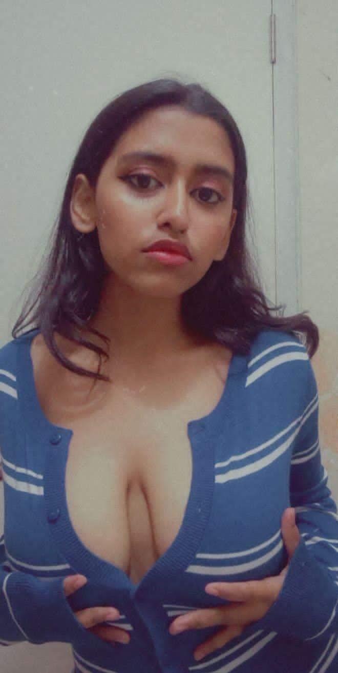 Beautiful girl showing her big boobs - Porn - EroMe