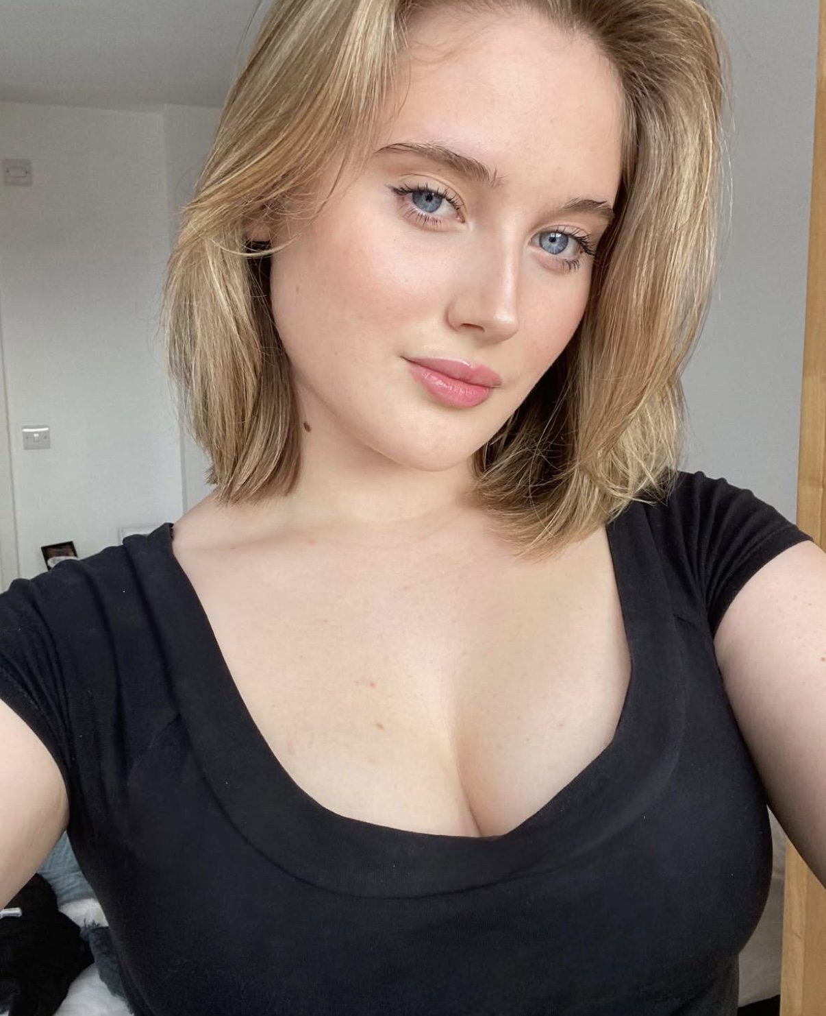 British Blonde Rosie Likes to Pose #5WawZBFd