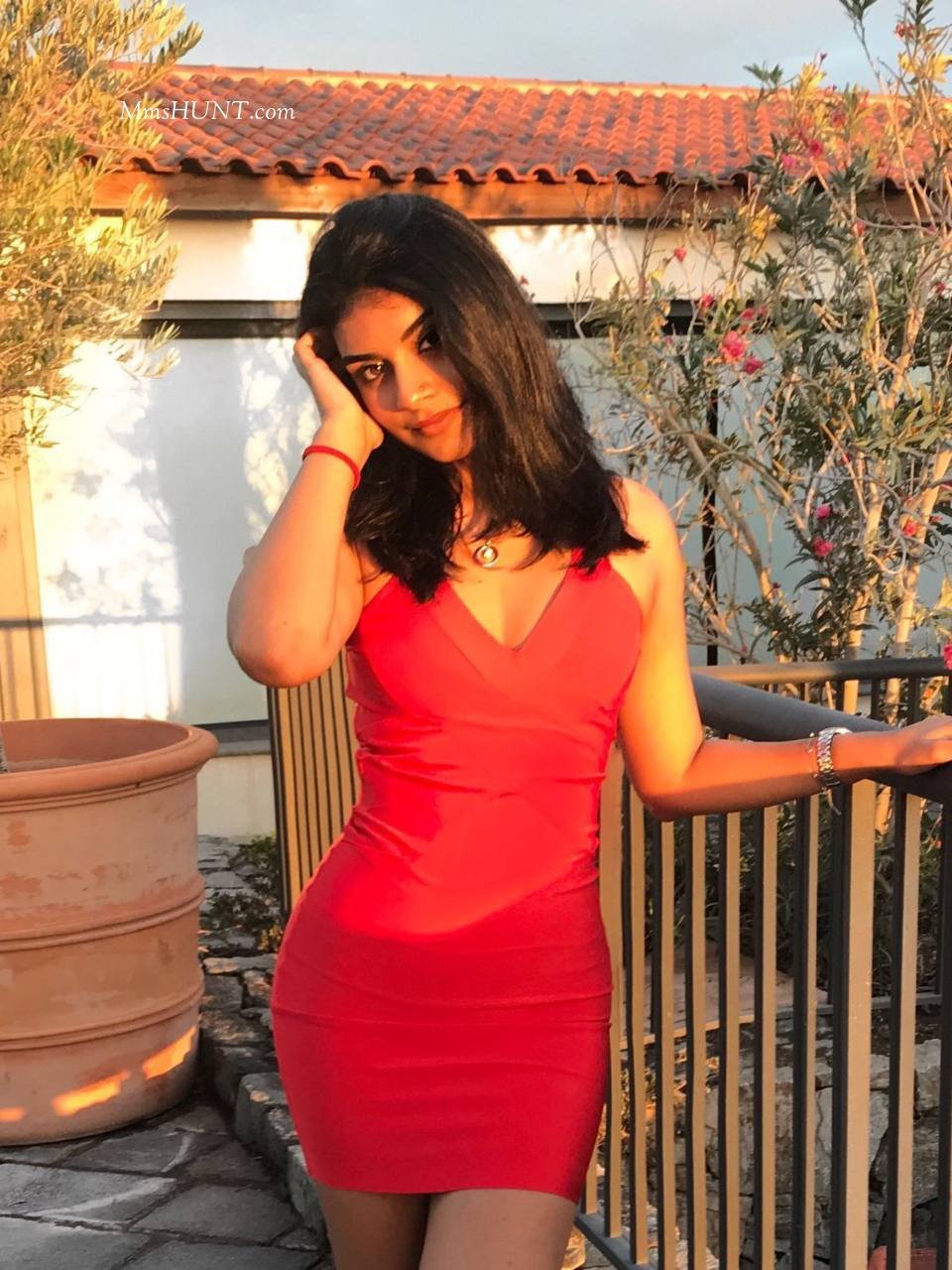 Beautiful Horny Babe Indian Desi NRI #PskgIoen