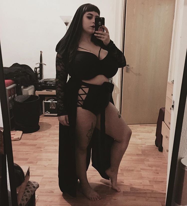 Huge tit goth babe #JvFpvMAj